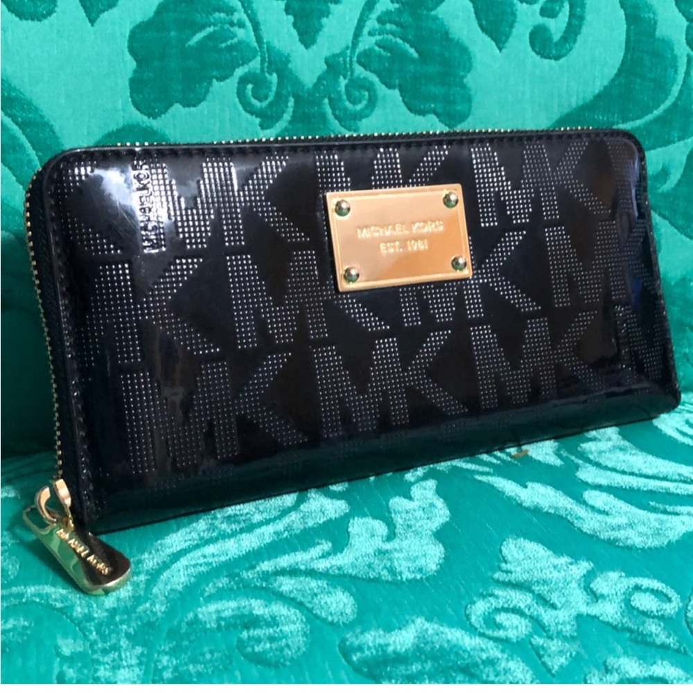 MICHAEL KORS LARGE JET SET PATENT BLACK LEATHER LOGO WALLET